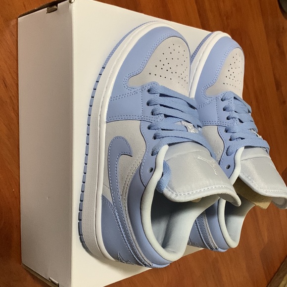 Women’s Air Jordan 1 Low - Picture 2 of 7